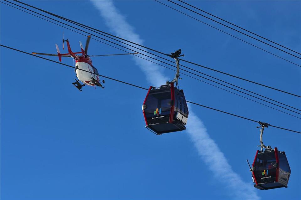 Ein Rettungshubschrauber brachte die schwer verletzte Skifahrerin ins Krankenhaus. (Symbolbild)Karl-Josef Hildenbrand/dpa