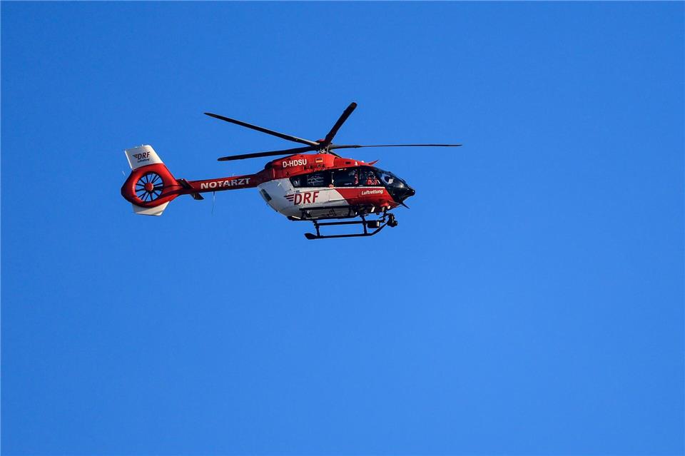 Ein Rettungshubschrauber brachte die verletzte Frau ins Krankenhaus. (Symbolbild)Jan Woitas/dpa
