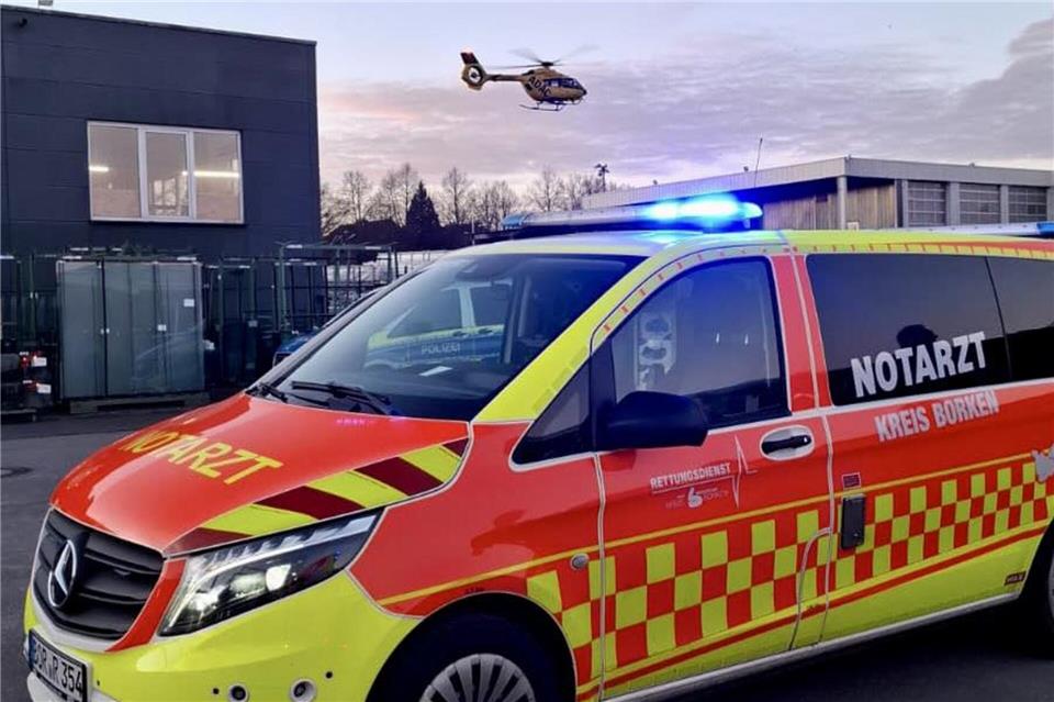 Ein Rettungshubschrauber flog den Mann in eine Klinik. 
