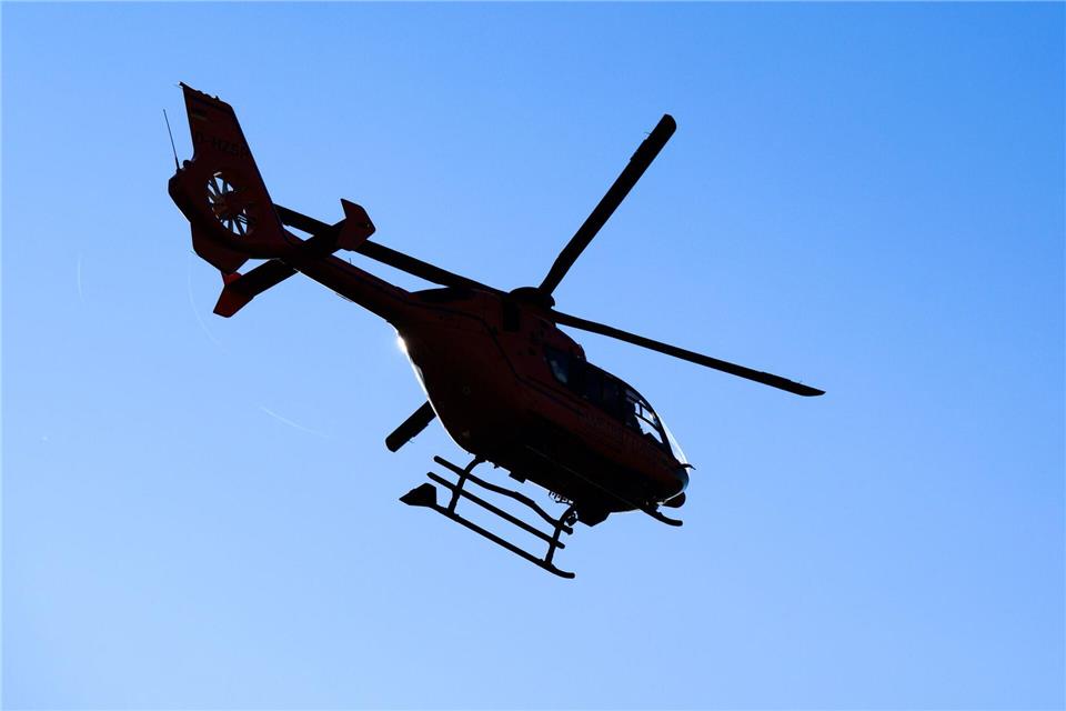 Ein Rettungshubschrauber flog die Radfahrerin mit schweren Kopfverletzungen in eine Klinik. (Symbolbild)Julian Stratenschulte/dpa
