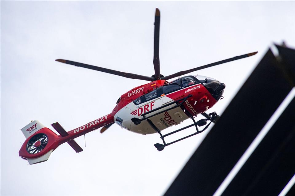 Ein Rettungshubschrauber flog die schwer verletzte Beifahrerin in eine Klinik. (Symbolbild)Stefan Sauer/dpa