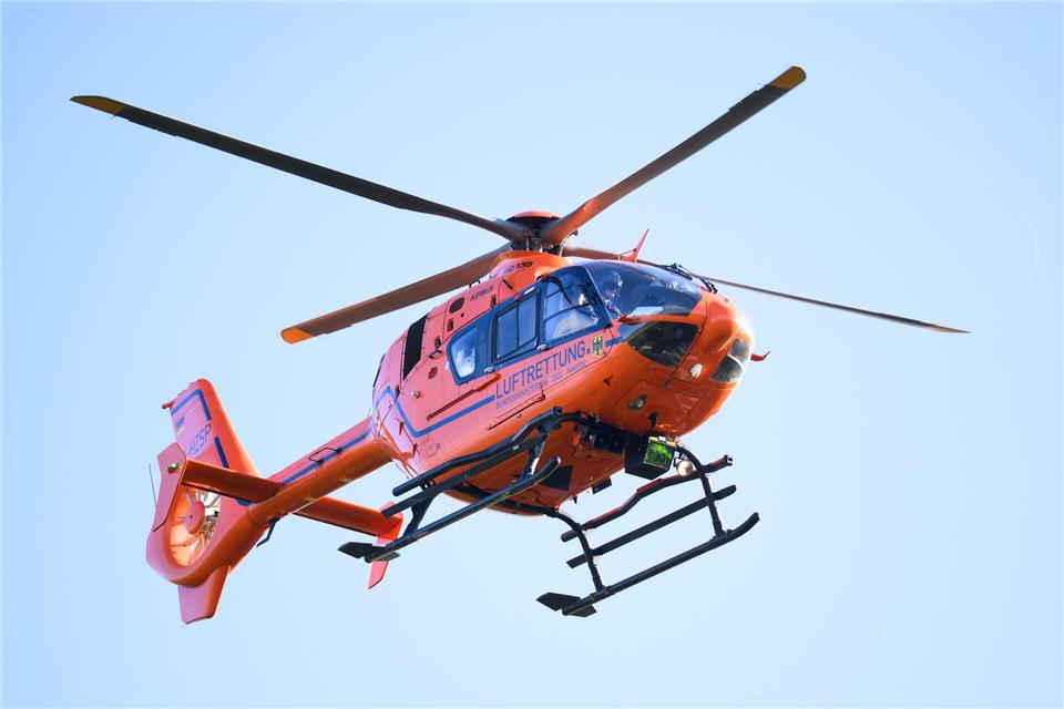 Ein Rettungshubschrauber flog ein lebensgefährlich verletztes zweijähriges Mädchen in eine Klinik. (Symbolbild) Julian Stratenschulte/dpa