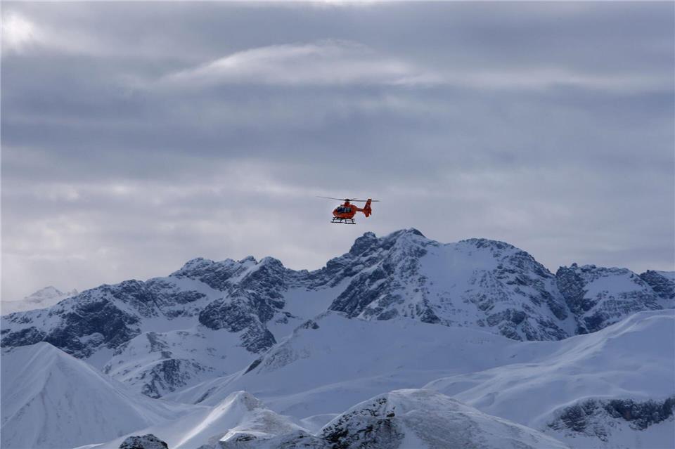 Ein Rettungshubschrauber hat in Tirol zwei Bergsteiger aus Unterfranken von einem Berg geholt. (Symbolbild)Karl-Josef Hildenbrand/dpa