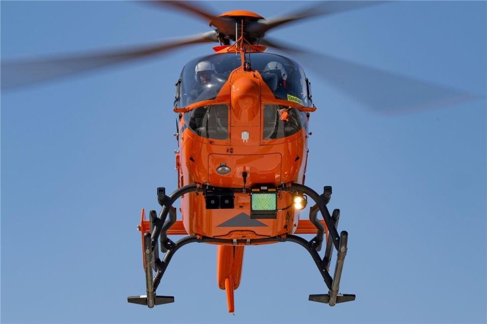 Ein Rettungshubschrauber ist zu einem mutmaßlichen Unfall mit Chemikalien geflogen. (Symbolbild)Boris Roessler/dpa