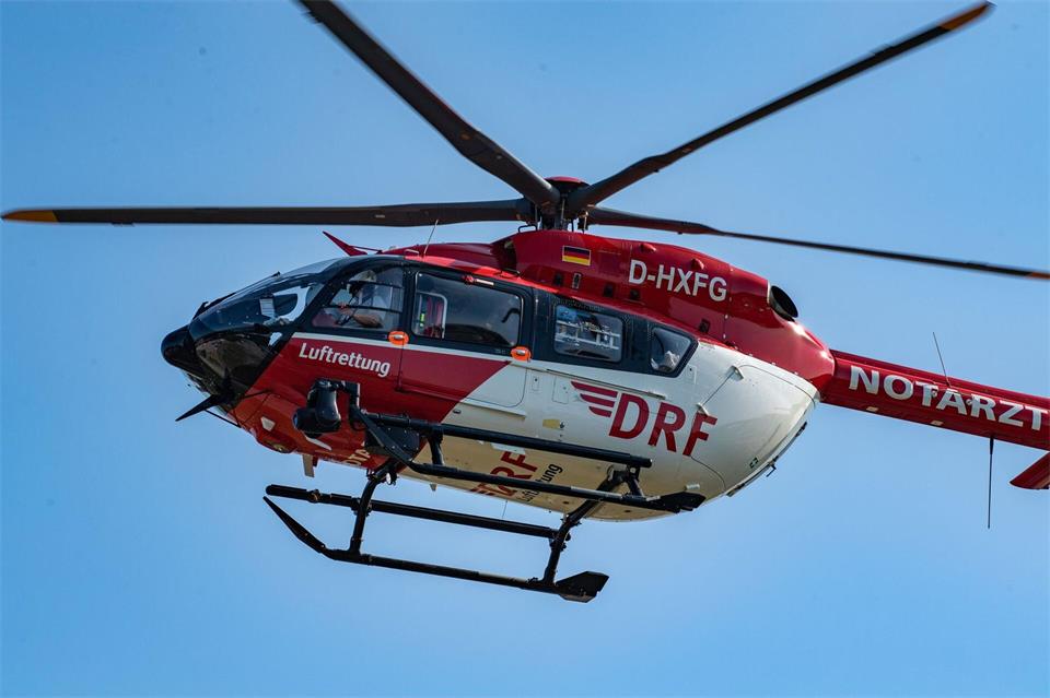 Ein Rettungshubschrauber landet ebenfalls an der Unfallstelle. (Symbolbild)Stefan Sauer/dpa