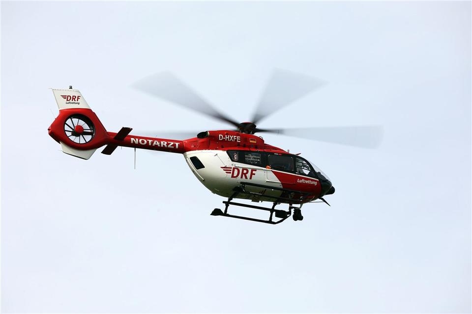 Ein Rettungshubschrauber macht sich auf den Weg zu dem Unfallort. (Symbolbild)Jan Woitas/dpa