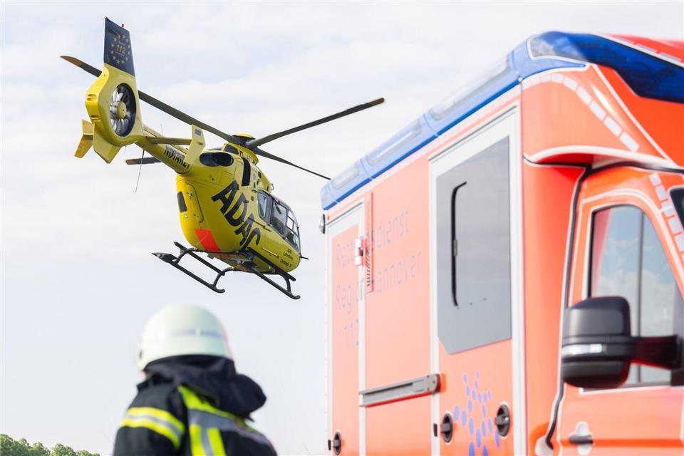 Ein Rettungshubschrauber startet neben einem Rettungswagen. (Symbolbild)Julian Stratenschulte/dpa