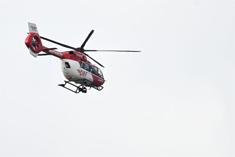 Ein Rettungshubschrauber war auch vor Ort. (Symbolbild)Bernd Weißbrod/dpa