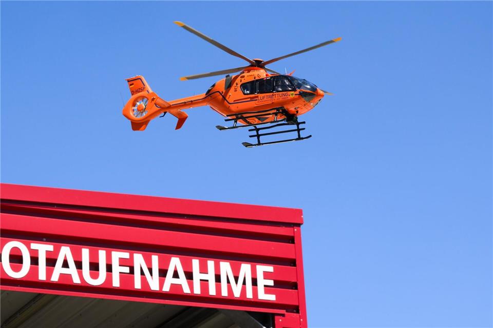 Ein Rettungshubschrauber war bei dem Unfall im Einsatz. (Symbolbild)Julian Stratenschulte/dpa