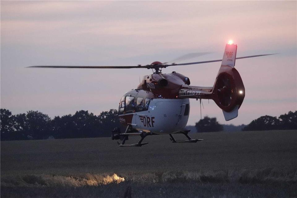 Ein Rettungshubschrauber war in der Nacht am Autobahndreieck Barnim im Einsatz, nachdem sich ein Kleintransporter überschlagen hatte. (Symbolbild)Christian Sappeck/BLP/dpa