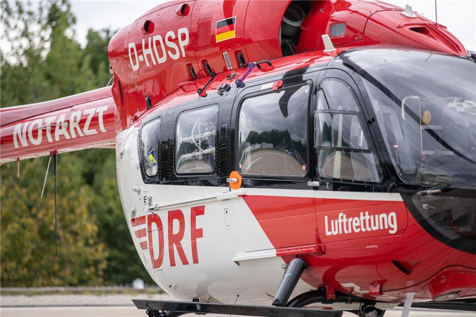 Ein Rettungshubschrauber war laut Polizei am Unfallort im Einsatz. (Symbolbild)Daniel Karmann/dpa