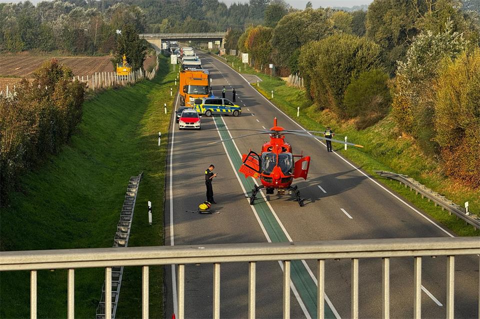 Ein Rettungshubschrauber wurde ebenfalls angefordert, um die Schwerverletzten in eine Klinik zu fliegen.