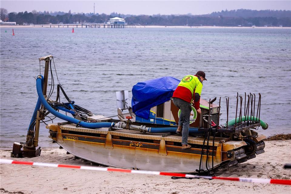 Ein Rettungsversuch mit einem Saugbagger war gescheitert. Jens Büttner/dpa