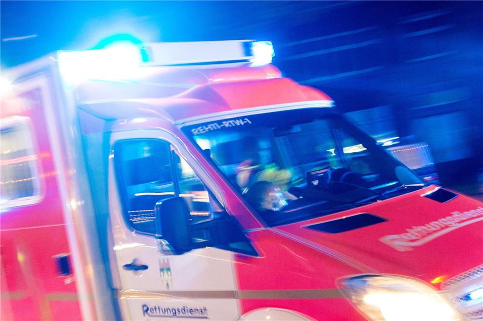 Ein Rettungswagen brachte den Fußgänger schwer verletzt in ein Krankenhaus. (Symbolbild)Marcel Kusch/dpa