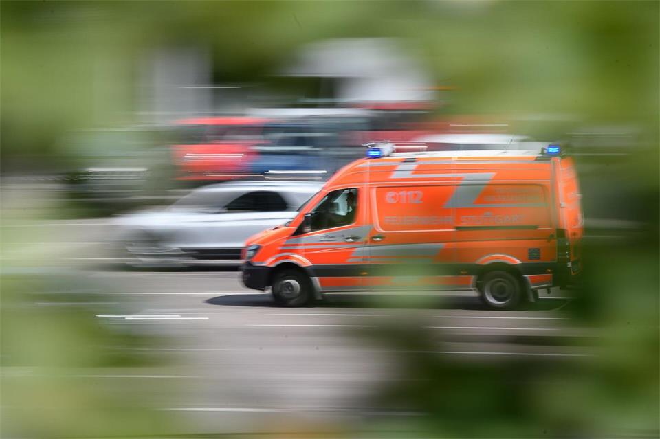Ein Rettungswagen brachte den Mann in eine Klinik. (Symbolbild)Sebastian Gollnow/dpa