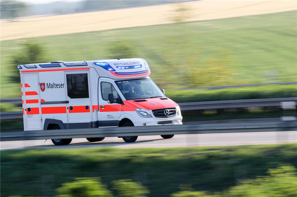 Ein Rettungswagen brachte die 91-Jährige in ein Krankenhaus. (Symbolbild)Jan Woitas/dpa-Zentralbild/dpa