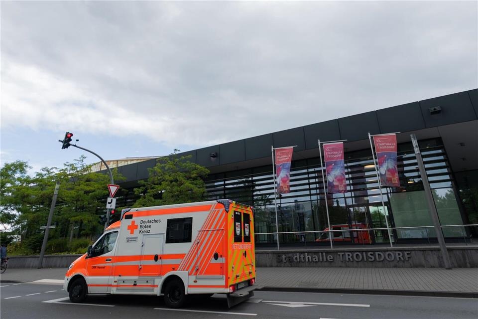 Ein Rettungswagen fährt an der Stadthalle in Troisdorf vorbei. (Symbolbild)Rolf Vennenbernd/dpa