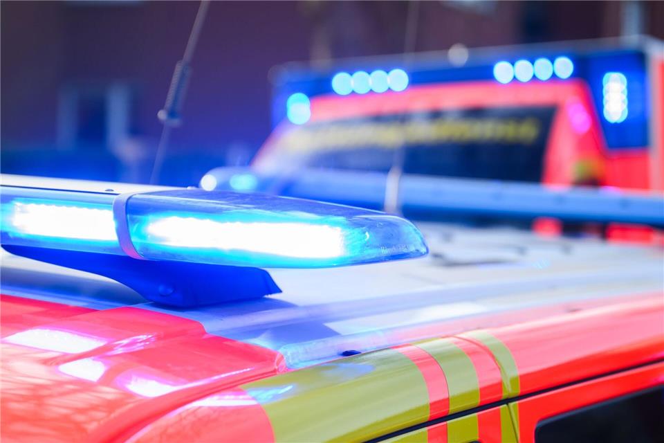 Ein Rettungswagen hatte die Frau zufällig am Straßenrand entdeckt. (Symbolbild)Julian Stratenschulte/dpa