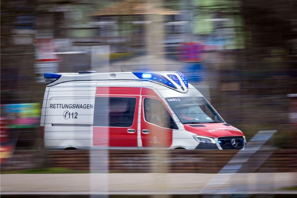 Ein Rettungswagen ist mit Blaulich im Einsatz.