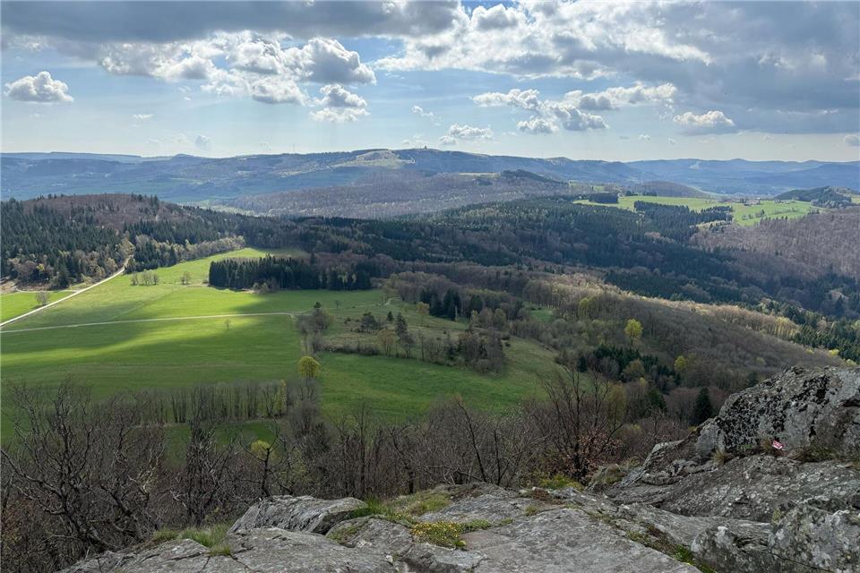 Ein Rhönpanorama bietet sich dem Betrachter vom Gipfel der Milseburg. Richtung Süden sieht man die Wasserkuppe, die höchste Erhebung des Mittelgebirges (950 Meter).Michael Bauer/dpa