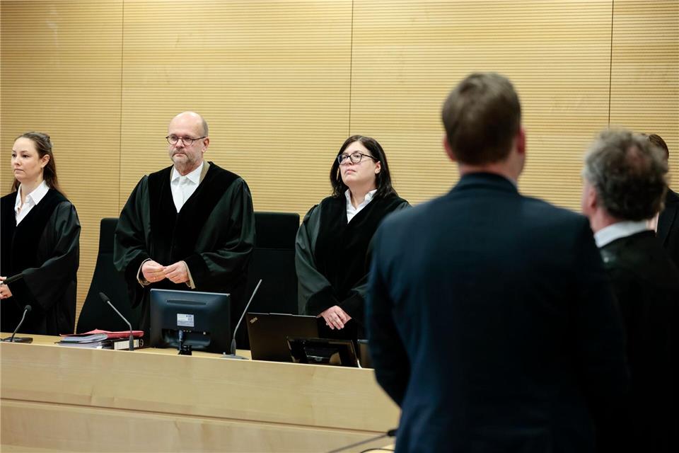 Ein Richter (vorn) trieb es vor allem während seiner Arbeitszeit zu weit ‒ und wurde dafür nun von einem Kollegen verurteilt.David Ebener/dpa