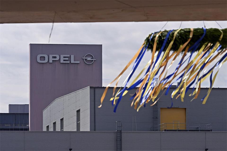 Ein Richtkranz hängt vor dem Opel-Gebäude.Jennifer Brückner/dpa