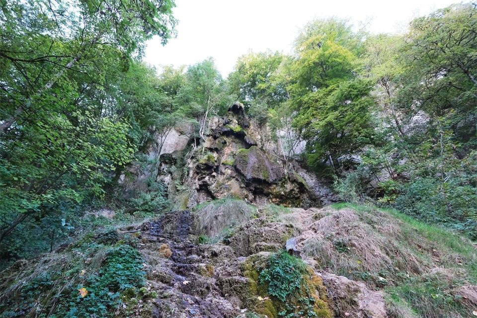 Ein Rinnsal tröpfelt am Wasserfall Bad Urach ins Tal. (Archivbild)Bernd Weißbrod/dpa