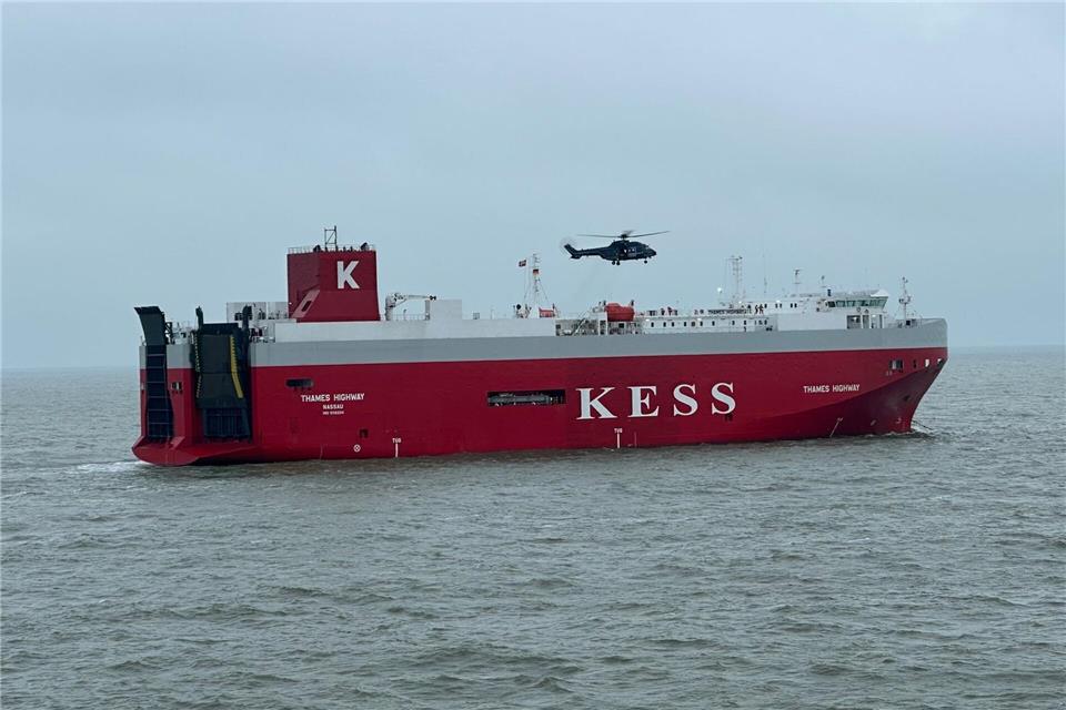 Ein Riss in einer Kraftstoffleitung hat den Brand auf dem Autofrachter ausgelöst. (Archivbild)--/Havariekommando/dpa