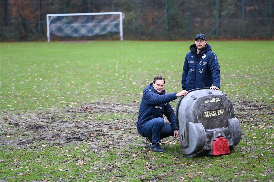 Ein Roboter-Rasenmäher zerstörte in Friesland ein Fußballfeld. (Archivfoto)Lars Penning/dpa
