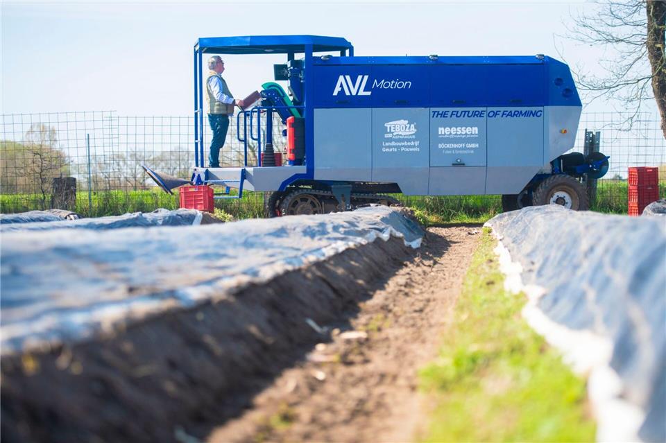 Ein Roboter erntet auf den Feldern von Gut Böckenhoff in Raesfeld-Erle den Spargel. „Das funktioniert“, ist Bauer Bernhard Böckenhoff sicher.