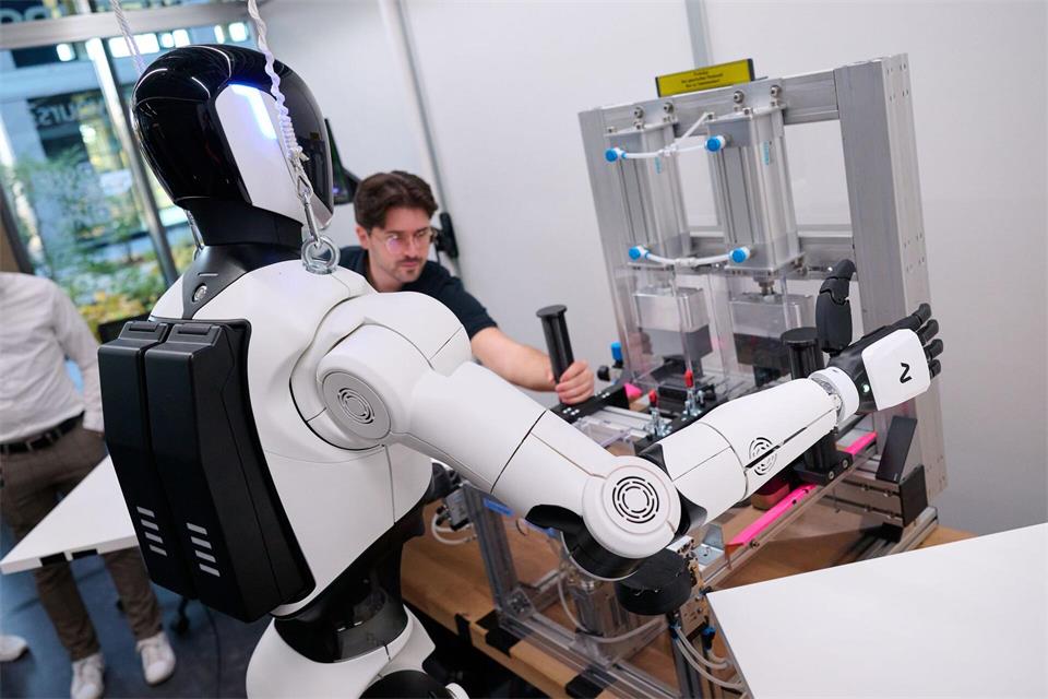 Ein Roboter im RoboGym. Sven Hoppe/dpa