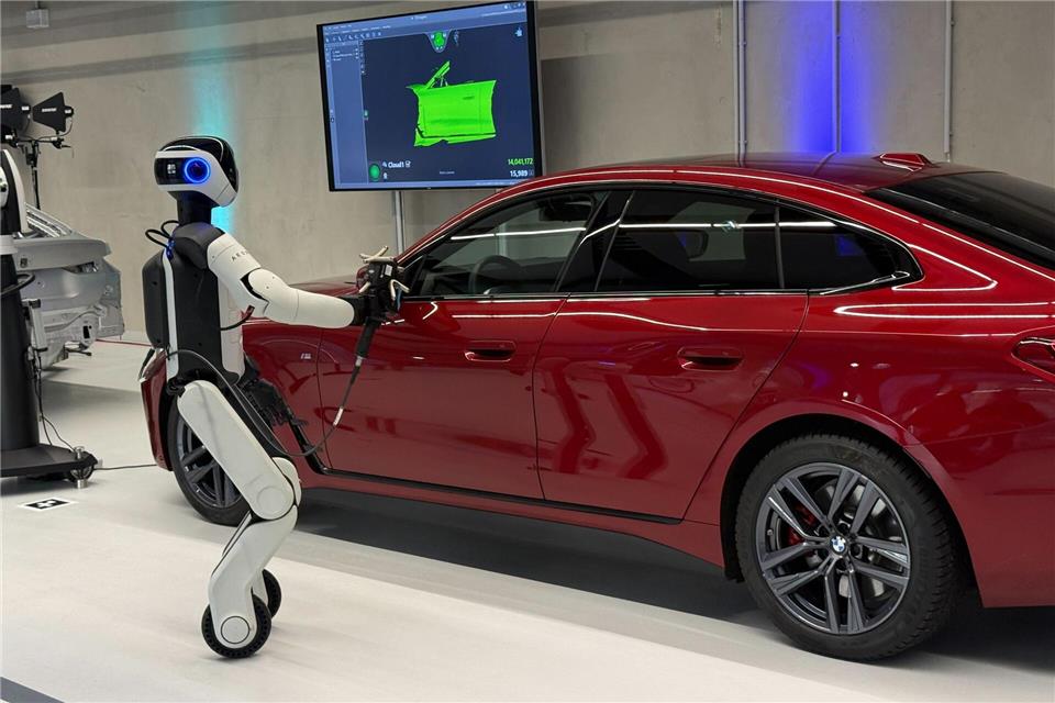 Ein Roboter wie ihn BMW in Leipzig einsetzt. Christof Rührmair/dpa