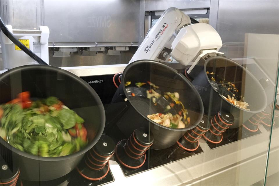 Ein Roboterarm arbeitet im Restaurant im Leipziger Hauptbahnhof.Sebastian Willnow/ dpa/dpa