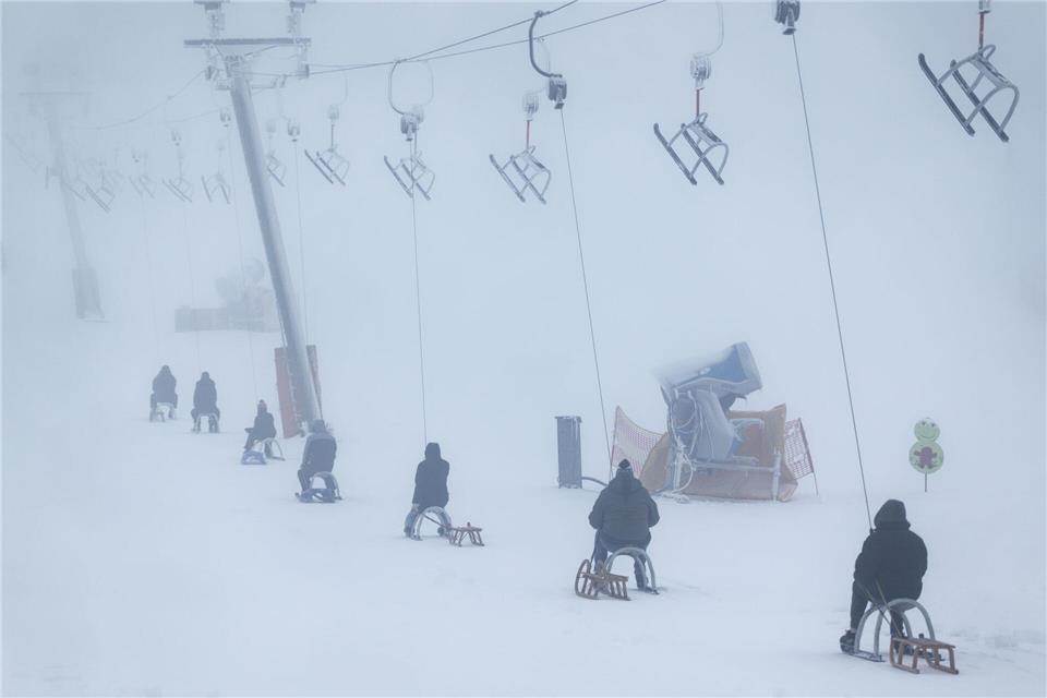 Ein Rodellift am Sahnehang macht es auch für Schlittenfahren leichter den Hang zu erklimmen. (Archivbild)Henning Kaiser/dpa