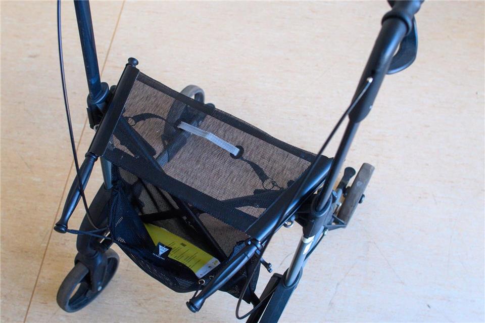 Ein Rollator steht in der Geschäftsstelle der „Gesellschaft für Prävention im Alter“ (PiA).Klaus-Dietmar Gabbert/dpa