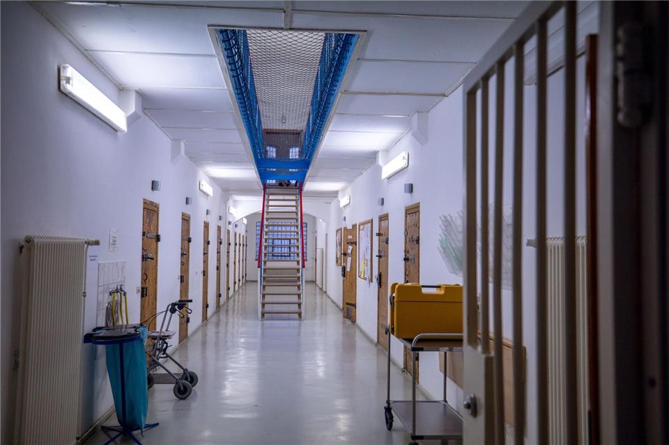 Ein Rollator vor einer Zellentür zeigt: Auch im Gefängnis leben alte Menschen. (Archivbild)Jens Büttner/dpa