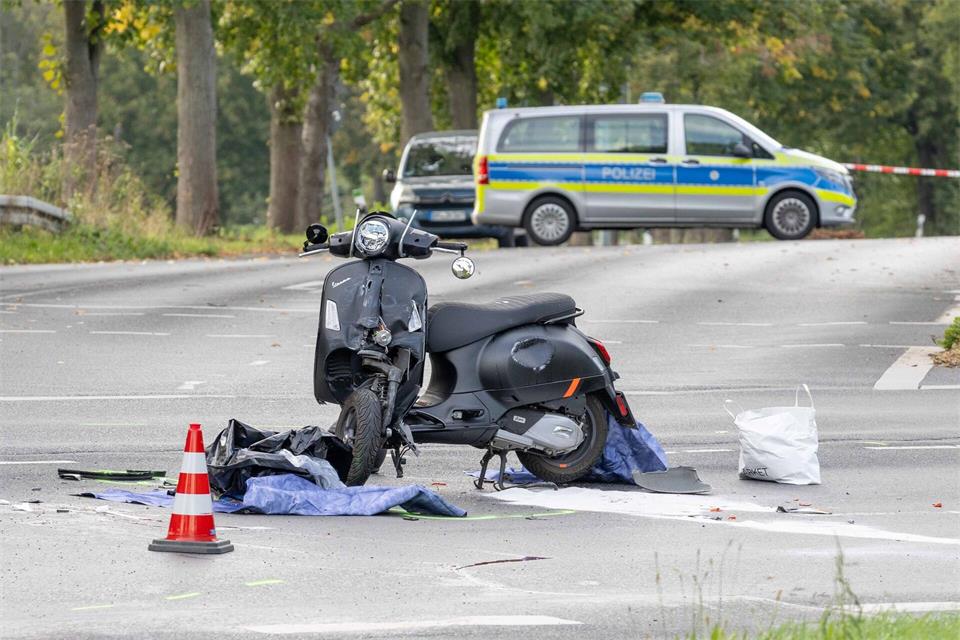 Ein Roller steht nach einem Unfall mit einem Einsatzfahrzeug der Polizei auf der Straße.Jan Ohmen/dpa