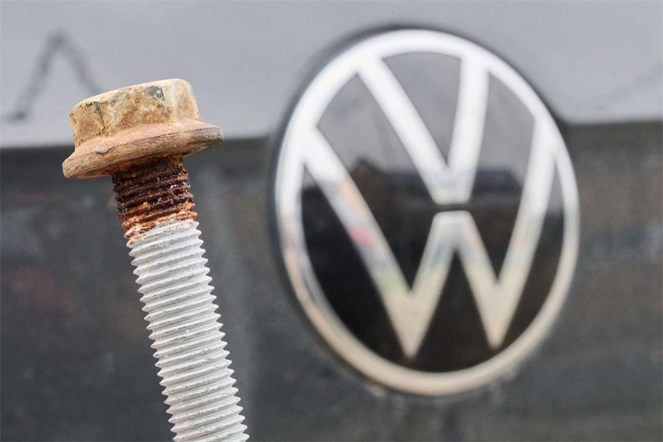Ein Rückruf wegen einer fehlerhaften Schraube wurde erst vor wenigen Wochen bekannt. Betroffen sind Millionen Fahrzeuge. (Archivbild)Julian Stratenschulte/dpa