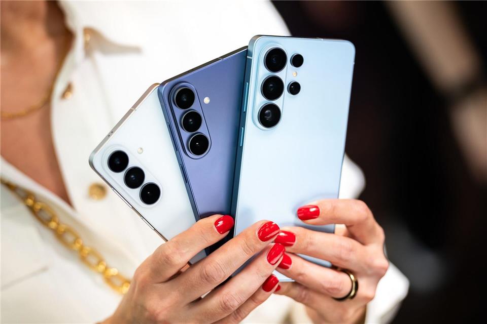 Ein S26-Triptychon: Samsungs neue Spitzenmodelle mit dem S26 (links), S26+ (Mitte) und S26 Ultra (rechts). Benjamin Pritzkuleit/Samsung/dpa-tmn