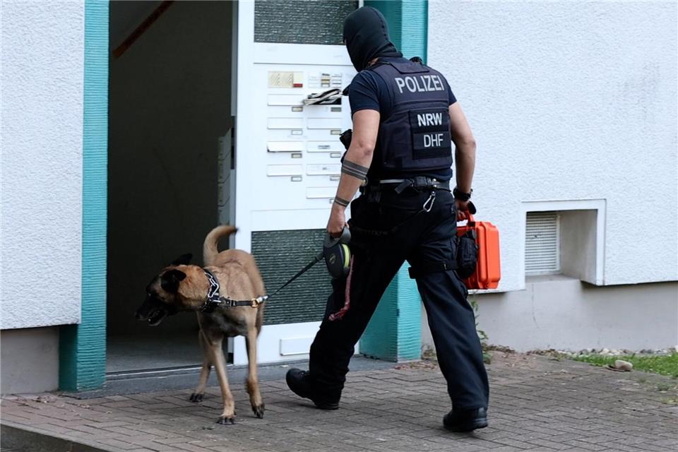 Ein SEK hat in Essen eine Wohnung durchsucht.Justin Brosch/dpa