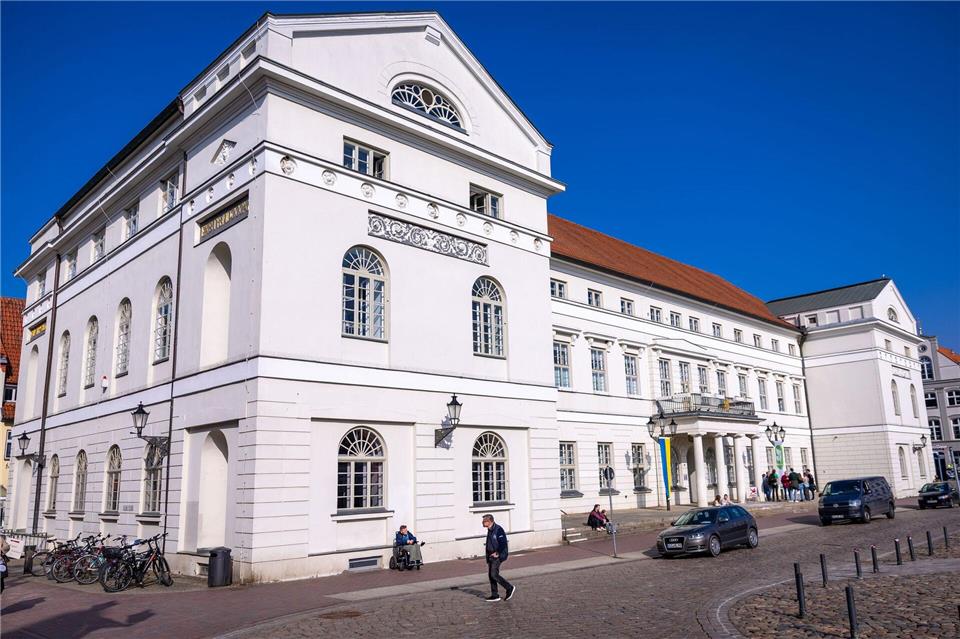 Ein SPD-Kandidat und eine AfD-Kandidatin stehen in der Stichwahl um das Amt des Bürgermeisters der Hansestadt Wismar. (Archivbild)Jens Büttner/dpa