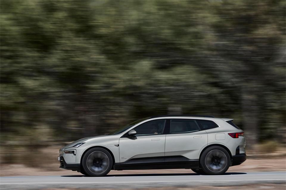 Ein SUV für den Alltag – und fürs Urlaubsgepäck: Mit verlängertem Dach und größerem Kofferraum ergänzt Polestar den Polestar 4 um eine zweite Karosserieform.Patrick Gosling/Polestar/dpa-tmn