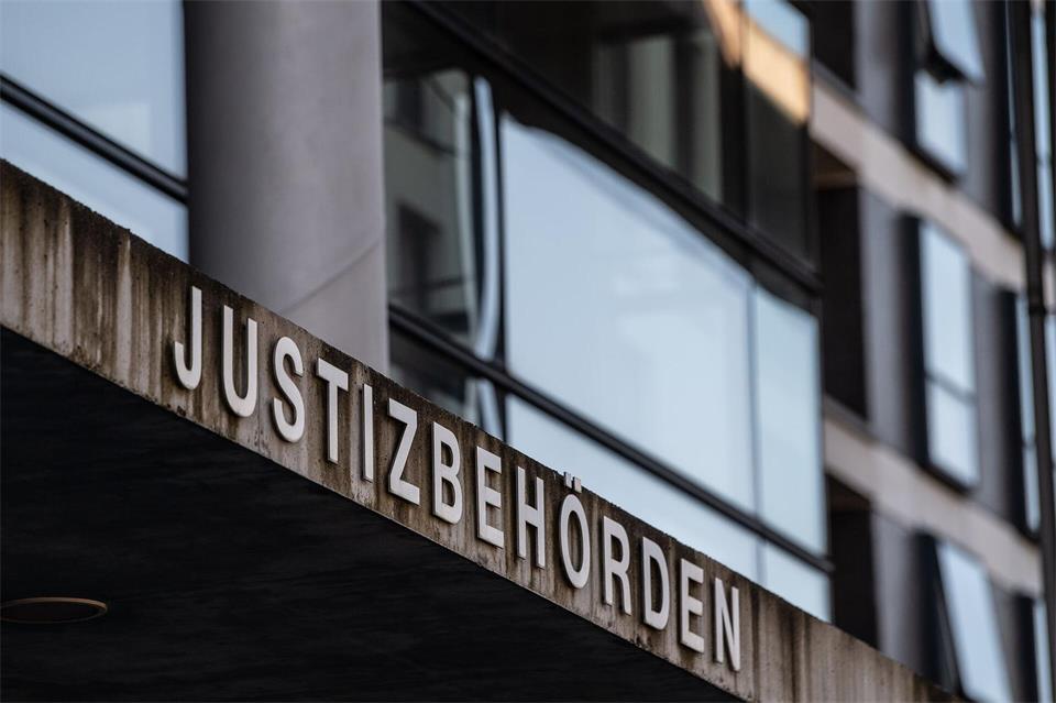 Ein Sachverständiger entlastete die beiden Polizisten im Prozess. (Archivbild)Swen Pförtner/dpa