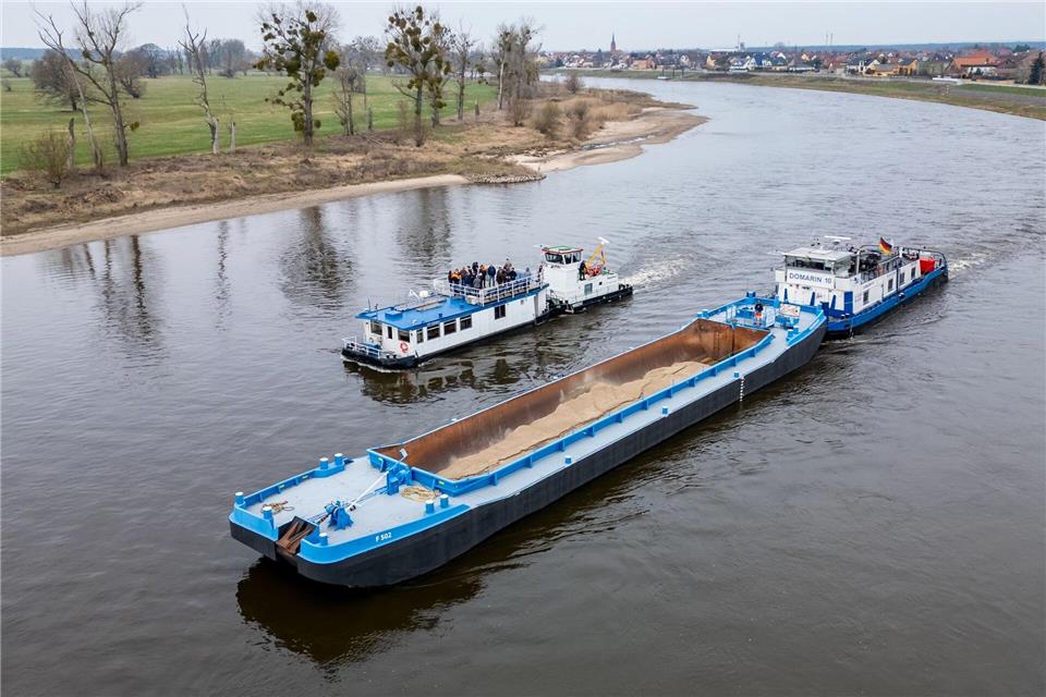 Ein Sand-Kies-Gemisch wird in die Elbe eingebracht, um die Flusssohle zu stabilisieren.Hendrik Schmidt/dpa
