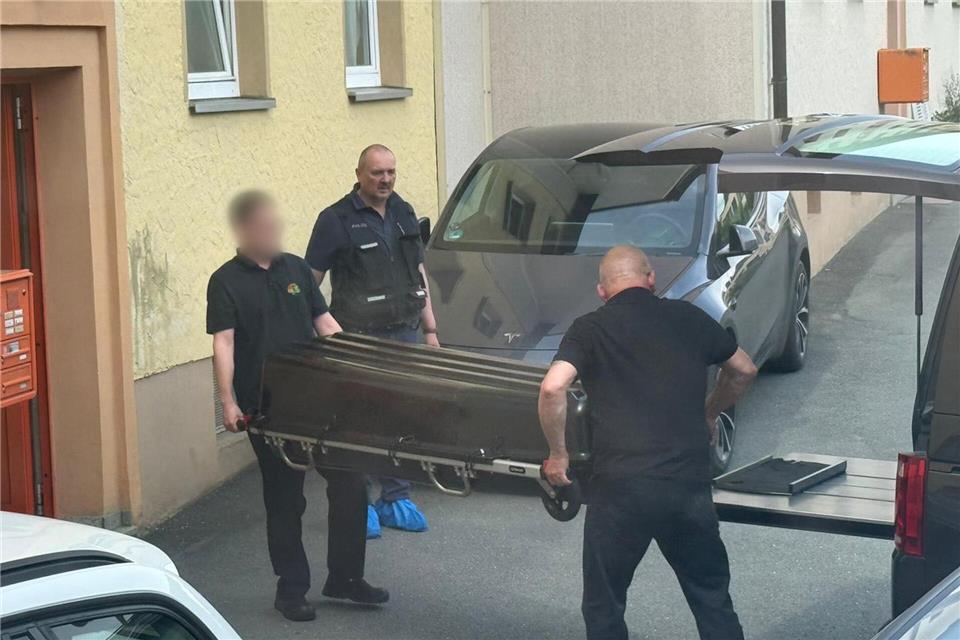 Ein Sarg wir aus dem Haus getragen - ein 31-jähriger Mann wurde dort getötet. N5 DESK/NEWS5/dpa