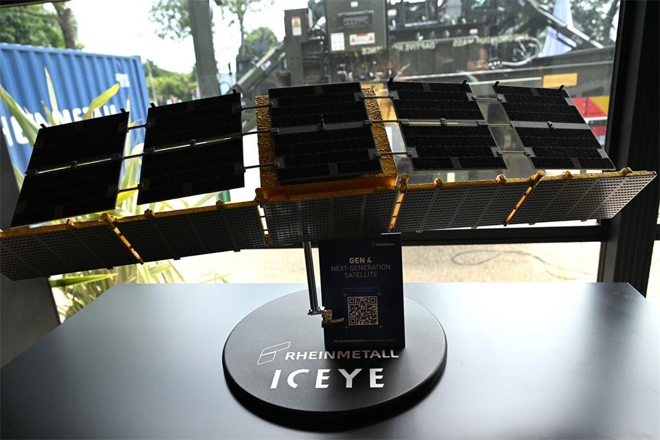 Ein Satelliten-Modell bei der Pariser Waffenmesse Eurosatory im Sommer im Maßstab eins zu vier. In kompletter Größe sind die Satelliten 3,3 Meter lang und 0,8 Meter breit. Wolf von Dewitz/dpa