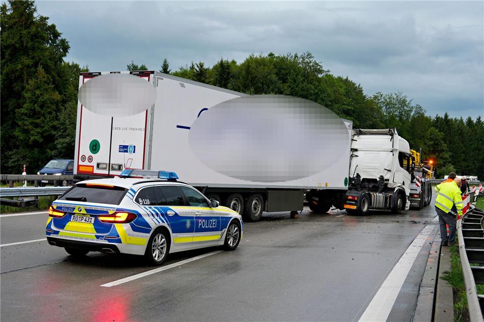 Ein Sattelschlepper hat am Morgen die Autobahn A8 Richtung München blockiert. Uwe Lein/dpa