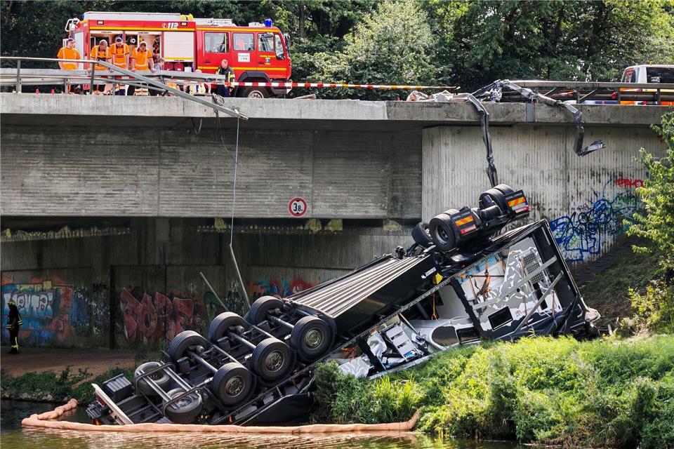 Ein Sattelzug fährt auf der A24 in eine Baustelle. Er rammt ein anderes Fahrzeug und stürzt von einer Brücke.Carsten Neff/TNN/dpa