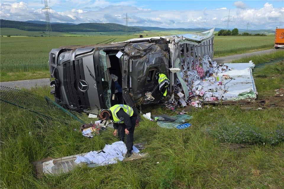 Ein Sattelzug voll beladen mit Sekt und Wein kippt auf der A4 um. -/Autobahnpolizeiinspektion Thüringen/dpa