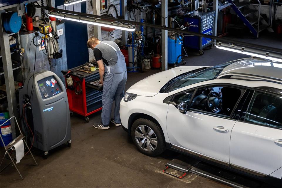 Ein Schaden am Auto ist schon ärgerlich genug. Damit Sie bei einem Kaskoschaden nicht auf unnötigen Werkstattkosten sitzen bleiben, sollten Sie vorab den Versicherer einbeziehen.picture alliance/dpa/dpa-tmn